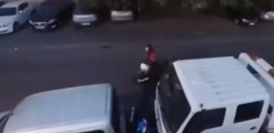 بالفيديو.. رجل لقّن لصوصاً حاولوا سرقة دراجة نارية درساً قاسياً