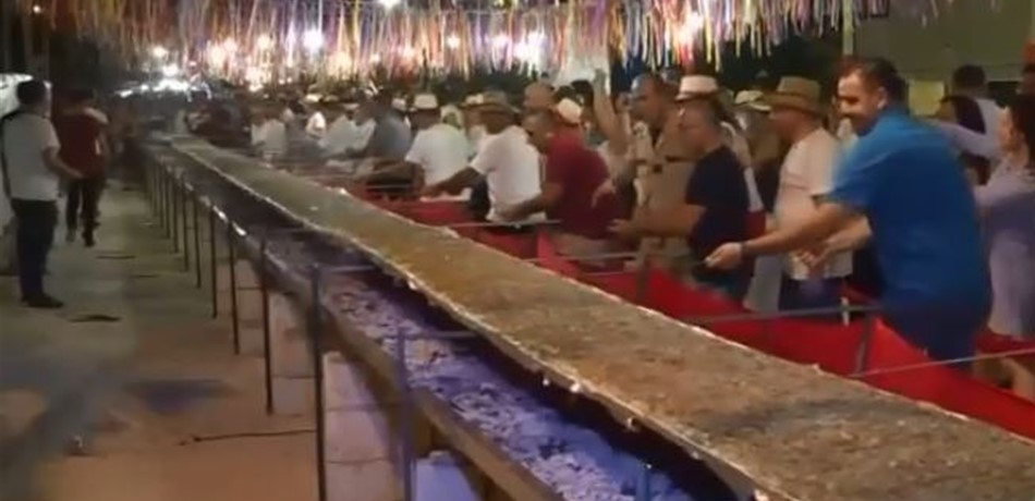 بالفيديو.. بلدة لبنانية تحقق رقماً قياسياً بصناعة "أكبر منقوشة"