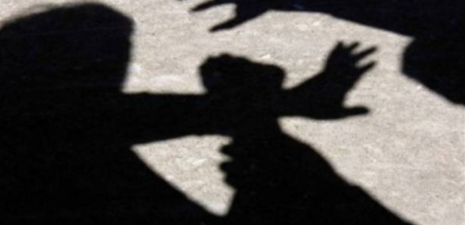 ضربه بآلة حادة على رأسه.. ما السبب؟