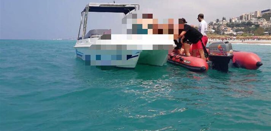 بالصور.. اصطدام زورق سياحي بالرمال مقابل شاطئ العقيبة