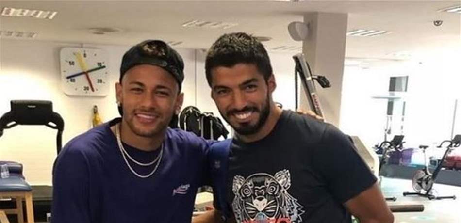 بالصور: نيمار يفاجئ أصدقاءه القدامى.. ويقتحم تدريبات برشلونة!