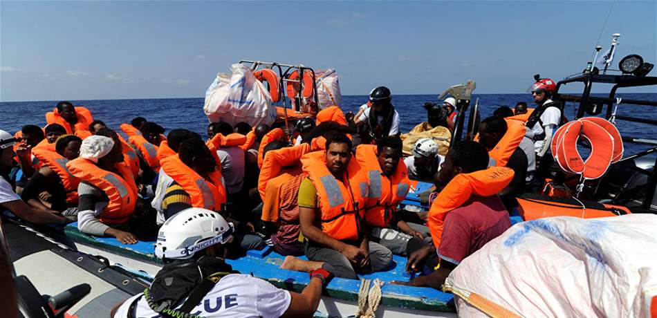 بالفيديو.. لحظة وصول قارب مهاجرين غير شرعيين إلى شاطئ إسباني