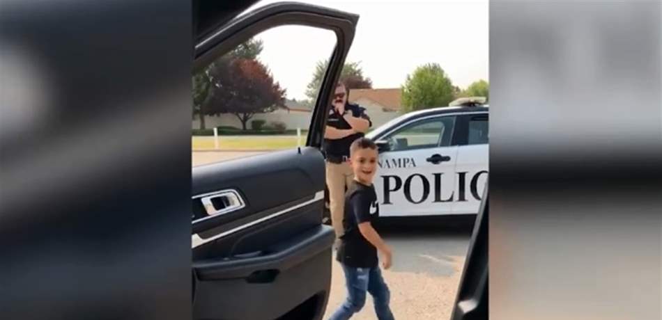 بالفيديو: تدخل غير متوقع لشرطي في "رقصة كيكي".. هذا ما فعله
