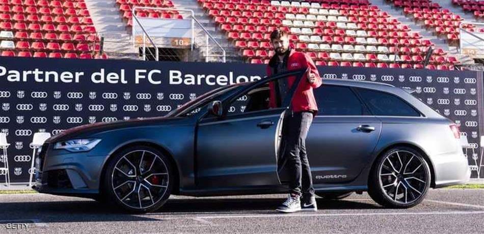 الشرطة في بلدية برشلونة تضبط بيكيه متلبّساً!
