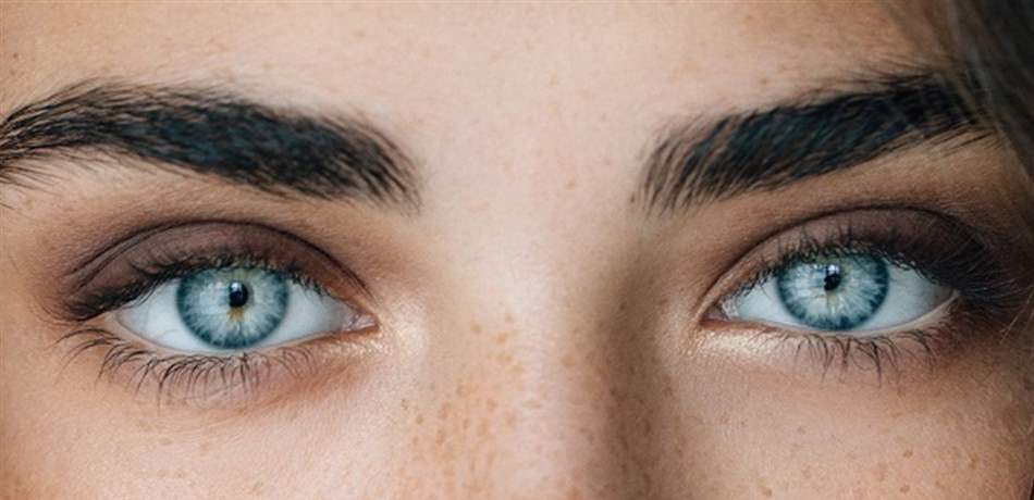 حيلة ذكية بالمكياج لتوسيع العيون.. تعرّفي اليها