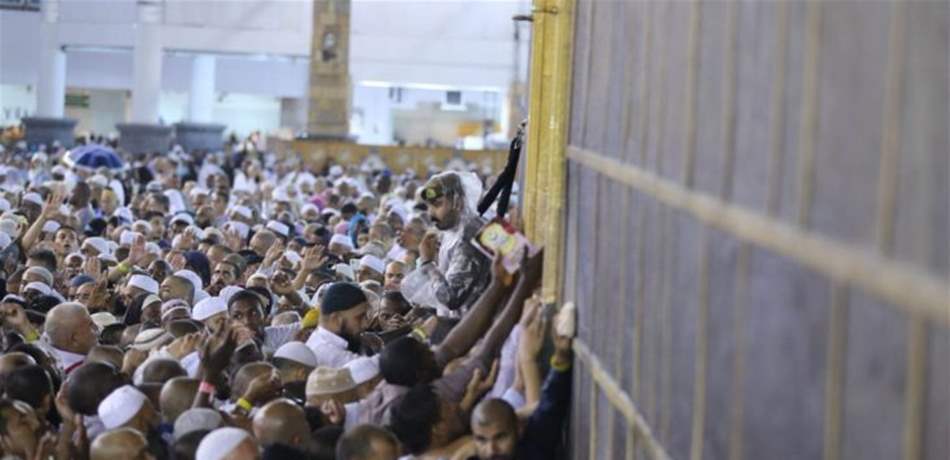بالفيديو: المصلّون تحت الأمطار.. مشاهد مؤثرة من مكة المكرّمة