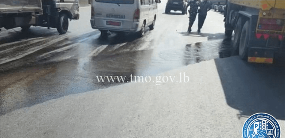 بالصورة: قطع طريق الصياد – الجمهور.. بسبب تسرّب مادّة البنزين!