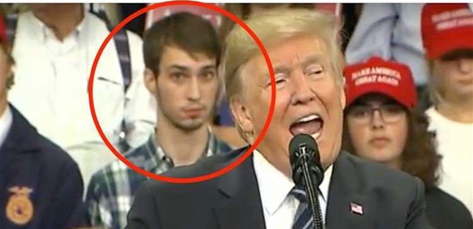الرجل خلف ترامب يخطف الأنظار.. شاهد ماذا فعل!