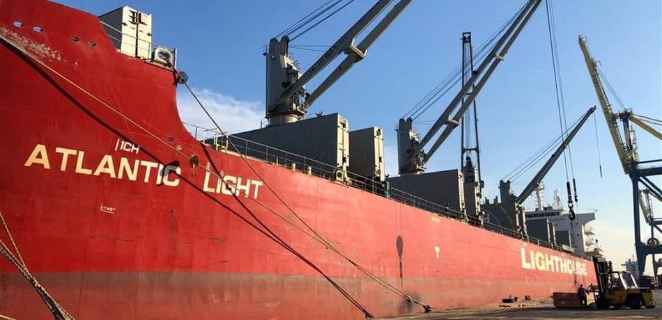 طولها 200 متر.. سفينة أخشاب من ماليزيا تفرغ حمولتها بمرفأ طرابلس