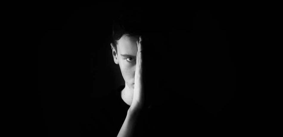 علامات بسيطة تفضح الكاذب.. هكذا تستطيع كشفه