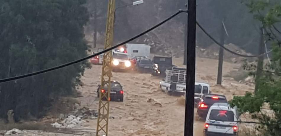 إنقاذ 7 أشخاص بعد احتجازهم في سيارتهم بسبب السيول في الضنية