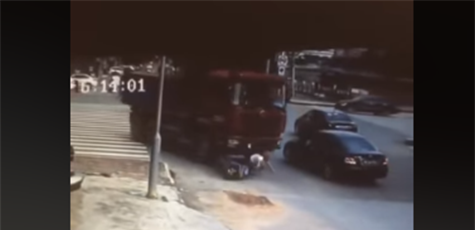 دهستها شاحنة ضخمة.. لكنّها نجت بأعجوبة! (بالفيديو) 