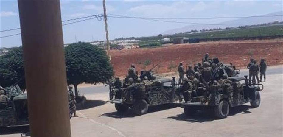 الجيش يدهم منزلَيْ مطلوبَيْن في الحمودية