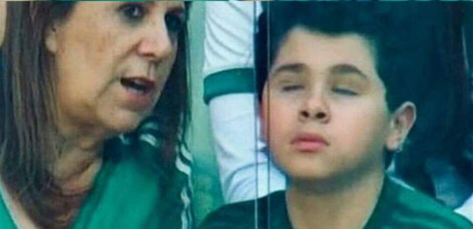 فيديو مؤثر.. أم برازيلية تساعد ابنها الأعمى في متابعة كرة القدم 