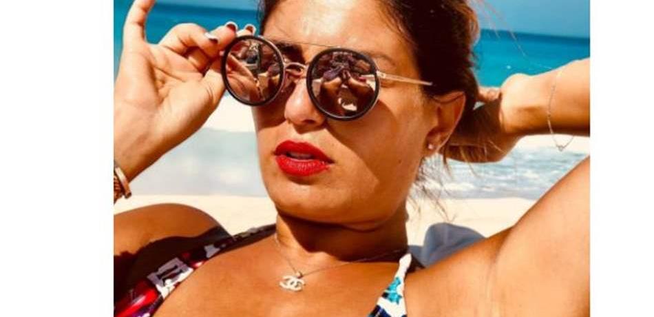 منة فضالي بـ"البيكيني" .. ونظارتها الشمسية تكشف جسدها