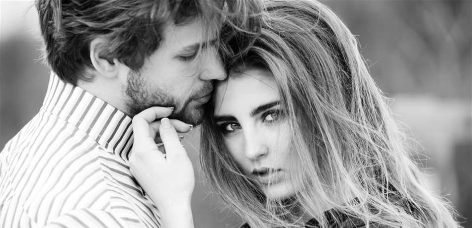 ما دلالات أن يلمس شريككِ هذه الأماكن من جسدكِ؟!