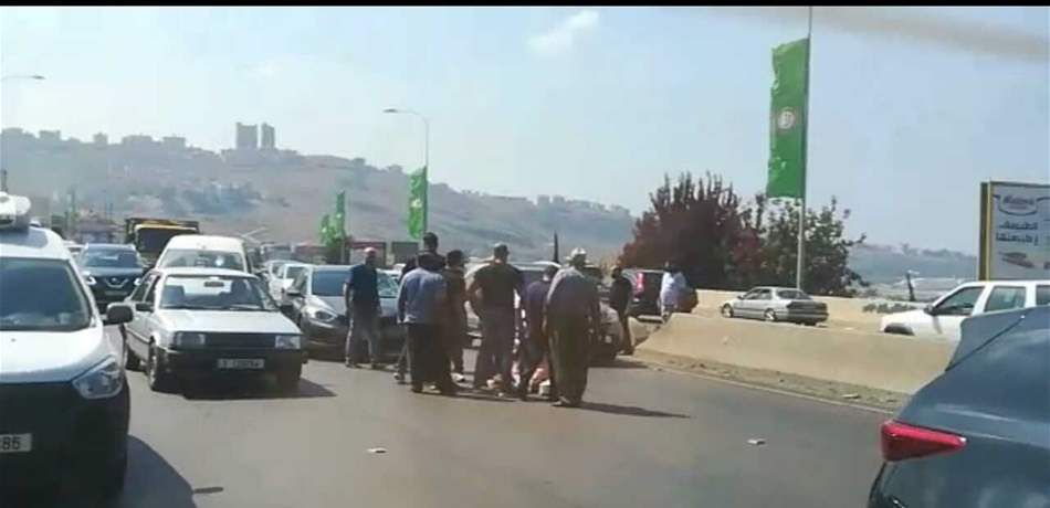 جريح بحادث صدم على أوتوستراد الجية باتجاه بيروت (صور)