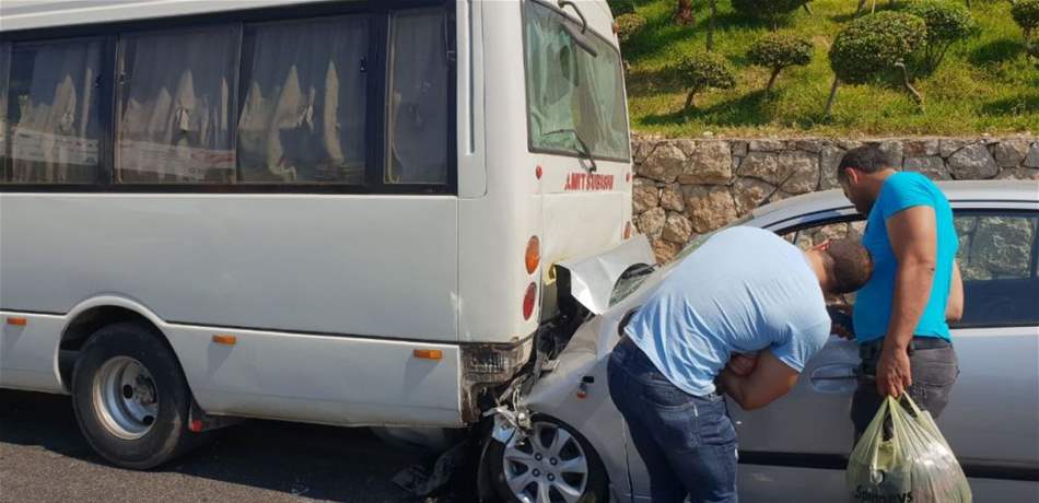 جريحتان باصطدام سيارة بباص لنقل الركاب على اتوستراد عمشيت