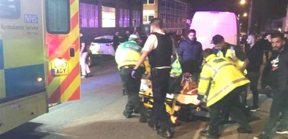 سيارة صدمت مشاة أمام مسجد في لندن.. وجرح شخصين