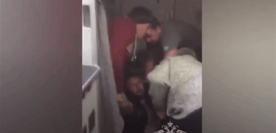 فيلم هوليوودي: هلع بعد تهديد بتفجير طائرة.. وتصرف "بطولي" للركاب (فييدو)