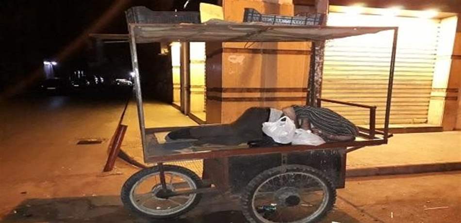 صورة تهزّ طرابلس.. فقير ينام على "بسطته" في الشارع!