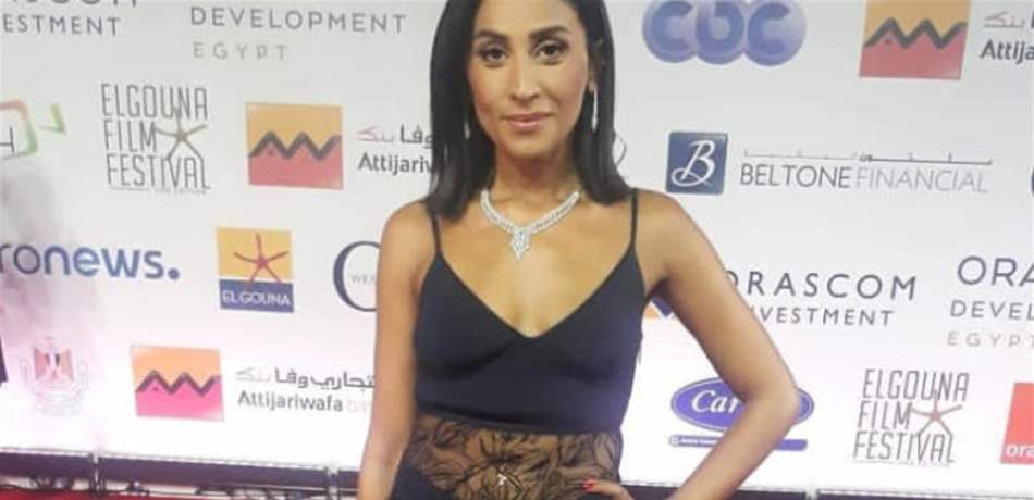 فستانها كشف عن صدرها.. فنانة تتعرض لانتقادات لاذعة بعد الشربيني (صورة) 