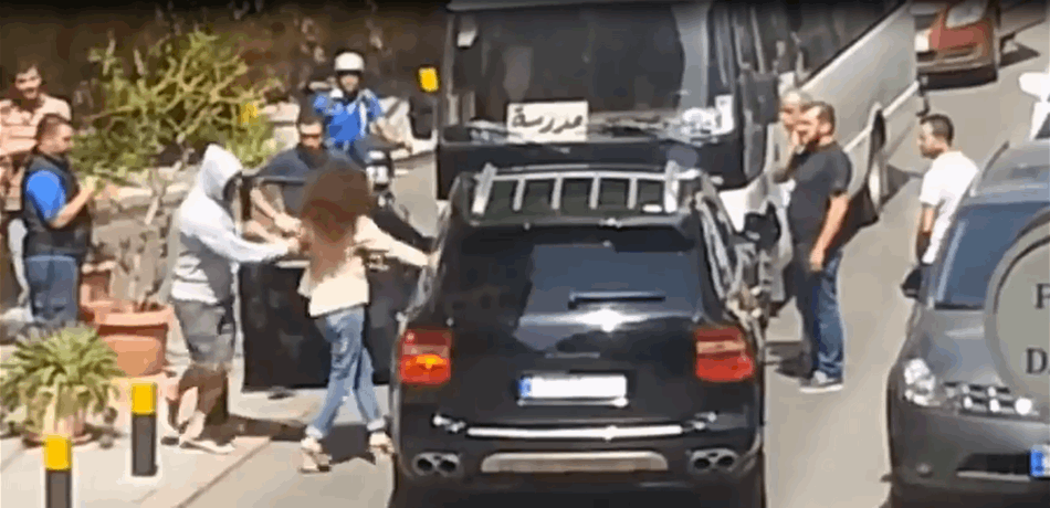 بلبلة في الأشرفية وصراخٌ بين سيدة و شبان: "لو كنتِ شاباً لضربتكِ" (فيديو)