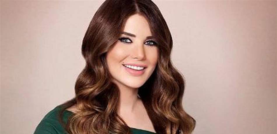 منى أبو حمزة تفاجئ جمهورها بإطلالتها.. تخلّت عن شعرها الطويل! (صور) 