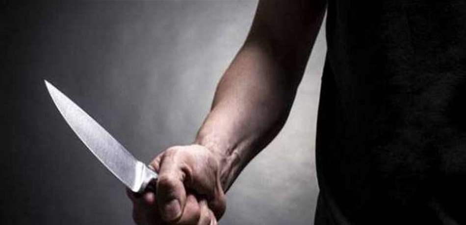 في وسط الشارع.. طعنه بصدره وفرّ!