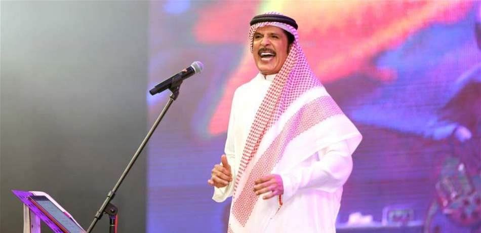 منقبة تقفز على المسرح وتحتضن الفنان عبدالله بلخير! (فيديو)