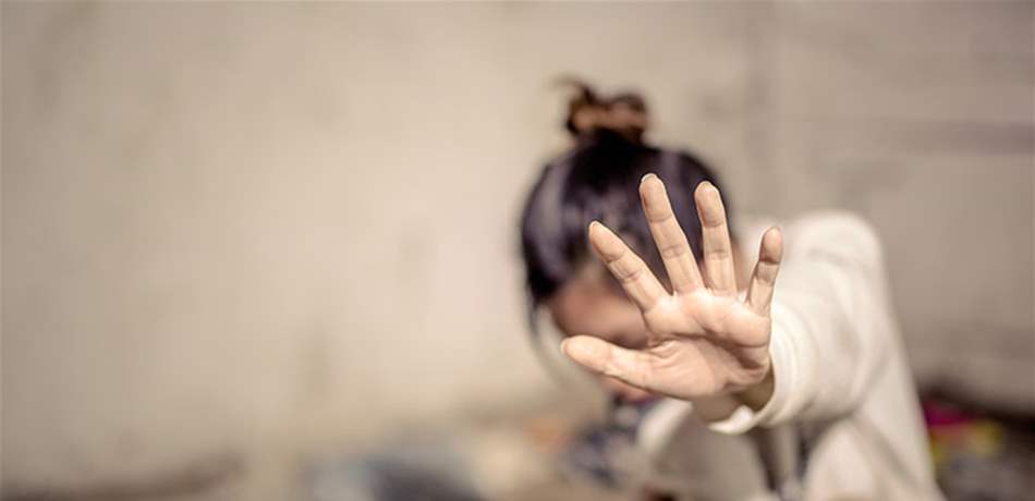 ممثلة أميركية تتحرش بلاجئة وابنها.. وتتلقى صفعة على وجهها