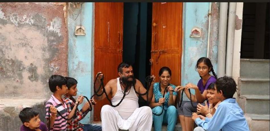 يهتمّ بلحيته منذ 33 عاماً.. طولها أصبح 7 أمتار! (صور) 