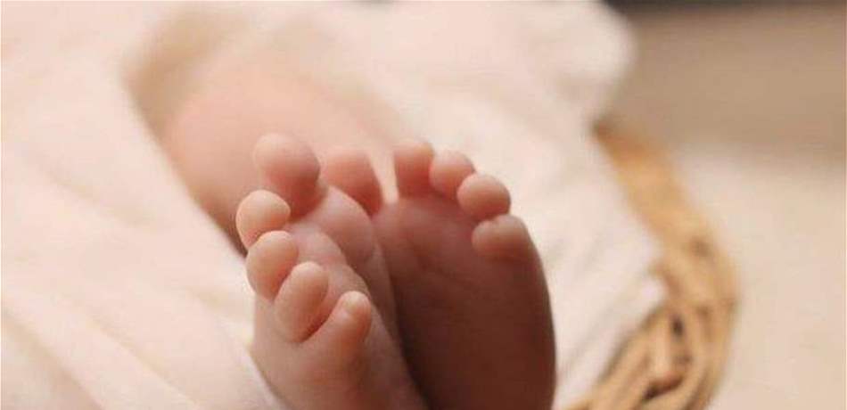 رضيعة مرمية أمام باب الجمعية في عجلتون.. وكاهن الرعية يلجأ لقوى الأمن