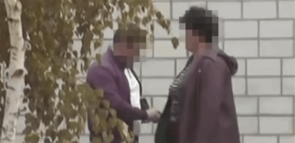 وظّفت "قاتلاً مأجوراً" للتخلّص من جيرانها المزعجين.. فوقعت في الفخّ! (فيديو)