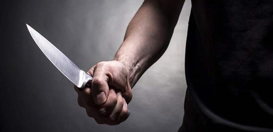 في الميناء.. اعتديا عليه وطعناه بالسكاكين! 