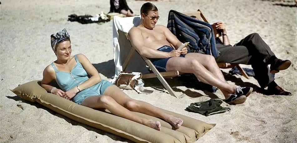 صورة تعود إلى عام 1943 تثير جدلا على "تويتر".. ماذا يفعل هذا الرجل؟ (صورة)