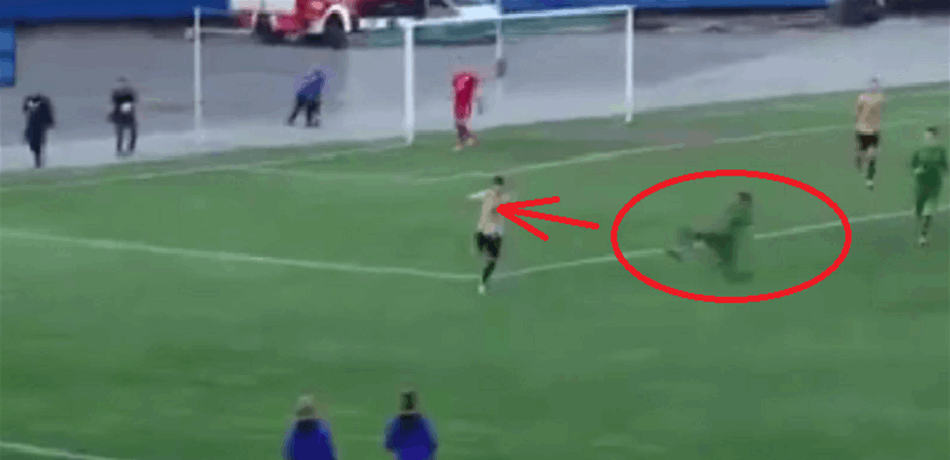 لاعب كرة ينفذ "حركة كاراتيه" ضد خصمه فيطرد فورا! (فيديو)