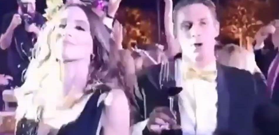 ملكة جمال "ولّعتها" بإحدى سهرات بيروت.. هكذا رقصت مع شقيقتها ولفتت الانظار (فيديو)