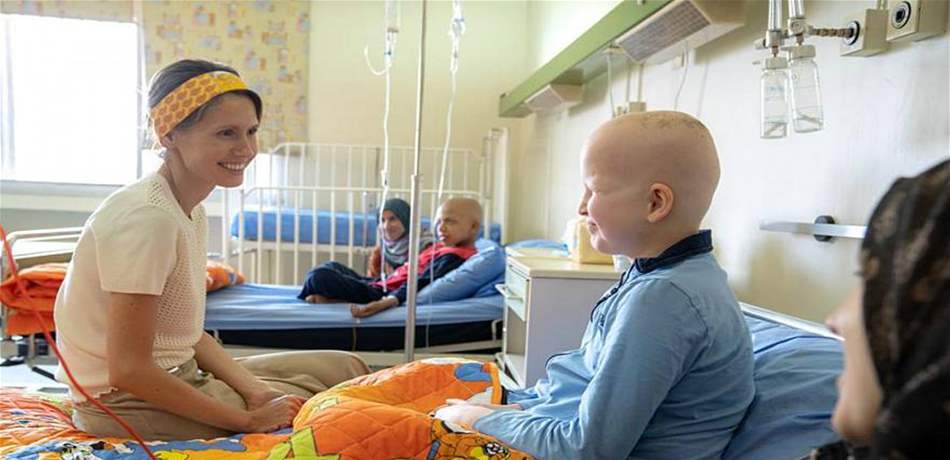 صور جديدة لأسماء الأسد وهي تلتقط "سيلفي".. شاهدوا كيف بدت