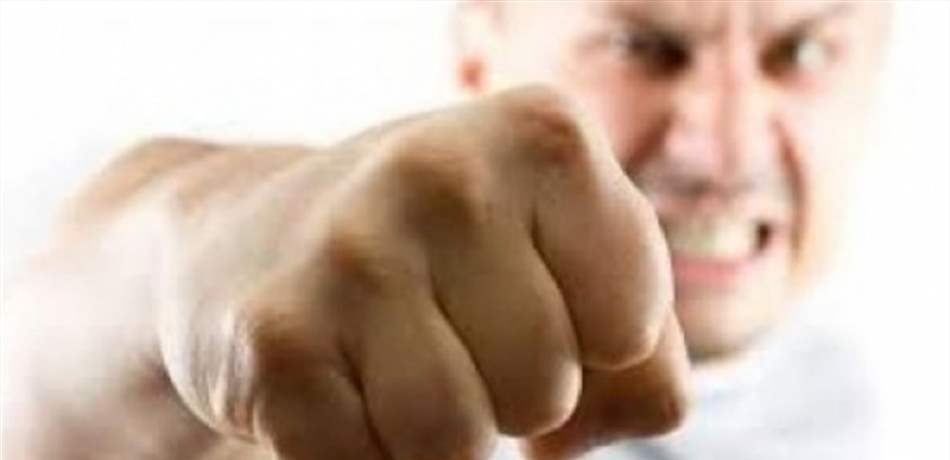 بسبب لكمة وجهها له مديره.. موظف يحصل على ثروة طائلة