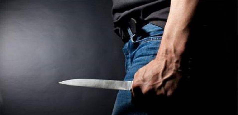 في عائشة بكار.. طعنه بسكين في خاصرته!