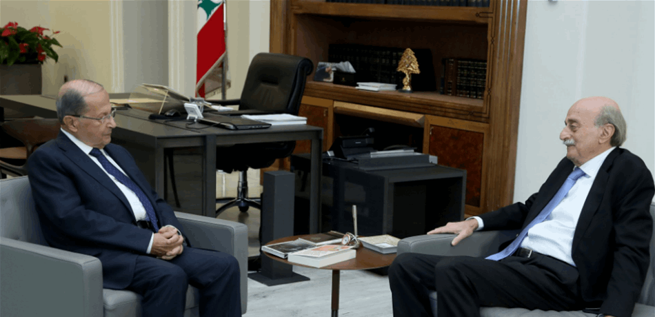 جنبلاط يتحدّث عن "التسوية" من بعبدا.. ويسلّم عون لائحة أسماء
