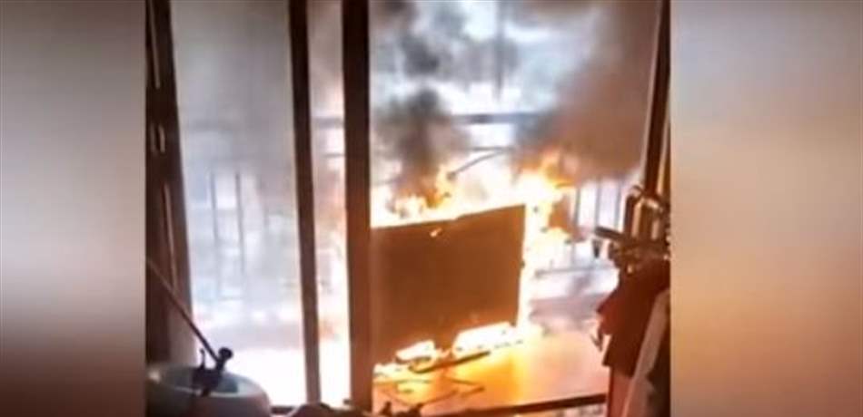 داخل الشقة.. اشتعلت النيران في شاشة التلفزيون! (فيديو) 