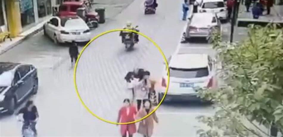 حاولا سرقة فتاتَيْن خلال النهار.. فماذا كان مصيرهما؟! (فيديو) 