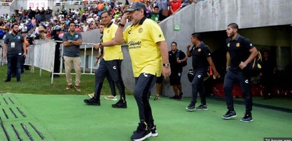 فيديو مؤثّر.. مارادونا يواجه خطر "الشّلل"! (فيديو)