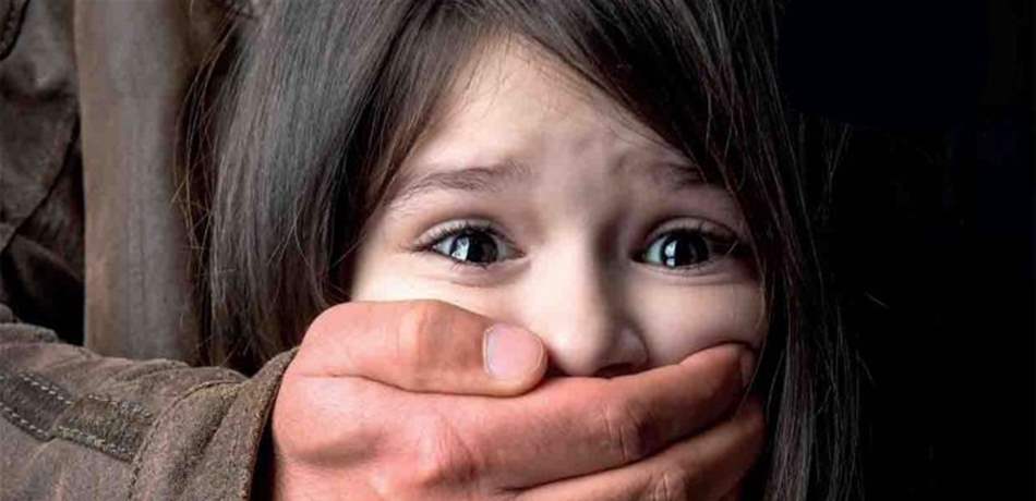 حين يتحرّش الوالد بابنته لسنوات ويزعم "تغنيجها"!
