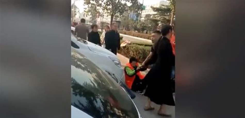 زوجان يضربان عاملة نظافة.. لمنعها ابنهما من قضاء حاجته في الشارع! (فيديو)