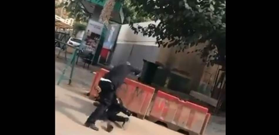 في الدكوانة.. ضرب و"تخبيط" بين سائق شاحنة لإحدى المؤسسات ومعاونه (فيديو)
