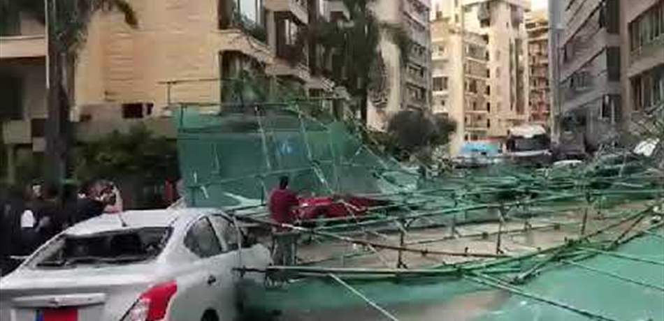 الرياح العاتية تُسقط "سقالة ورشة" في الروشة (فيديو)