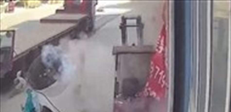 شاهد.. انفجار عجلة شاحنة يقذف رضيعة ووالدتها في الهواء (فيديو)